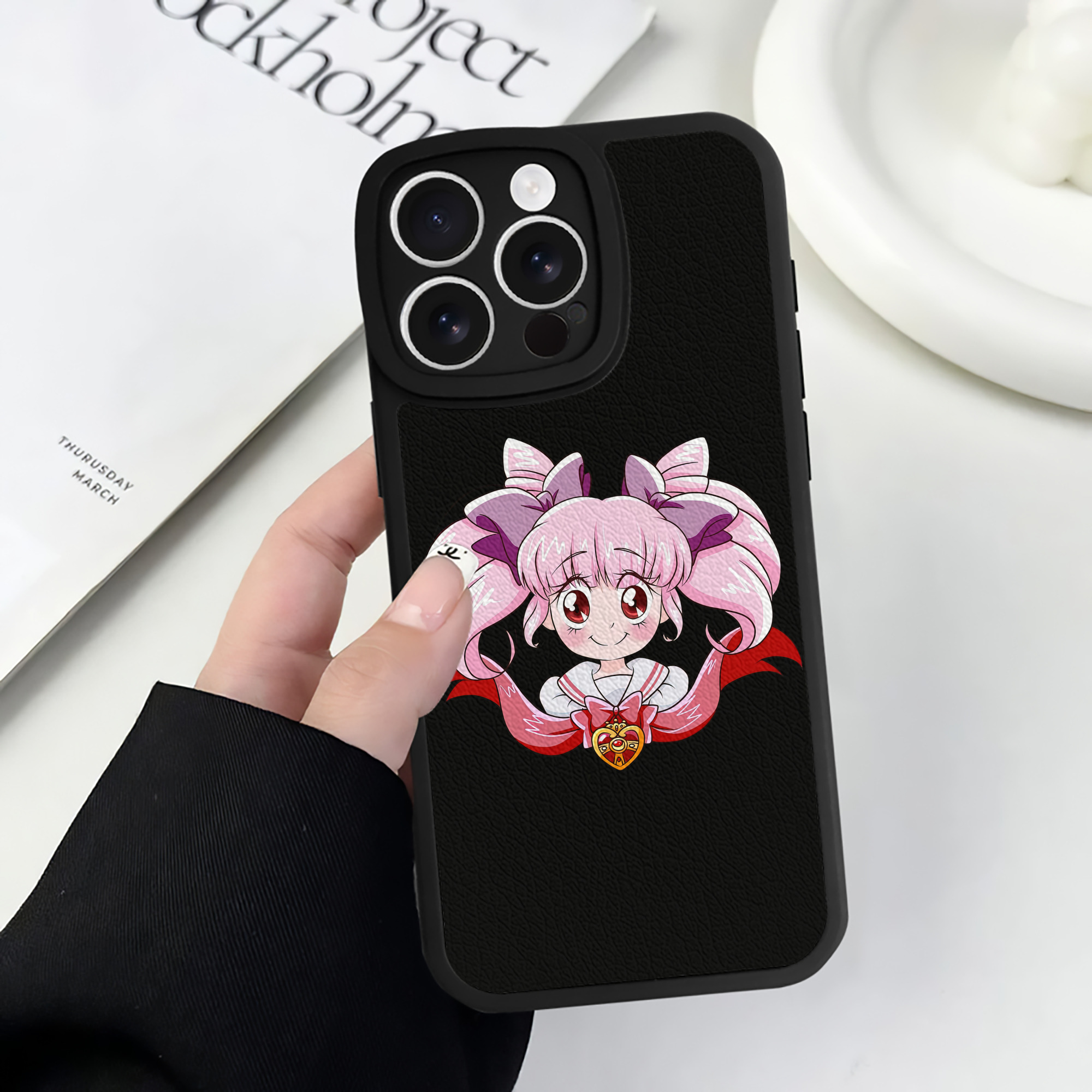 （画像用） 美少女戦士セーラームーン ちびうさ Sailor Moon Chibiusa Tsukino Usagi Small Lady Serenity 【iPhone 16シリーズ対応】シリコンスマホケース（レザー調） 材質：シリコン
